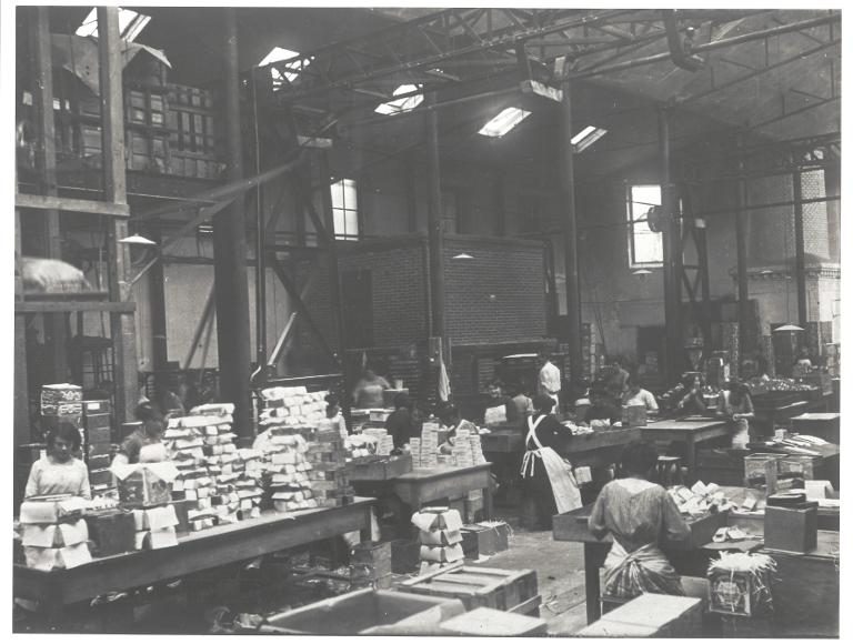 Intérieur de l'usine de la Biscuiterie Nantaise, mise en boîte des biscuits