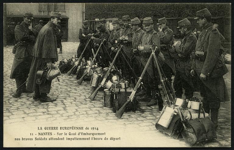 La guerre européenne de 1914. Nantes. Sur le quai d'embarquement, nos braves soldats attendent impatiemment l'heure du départ.