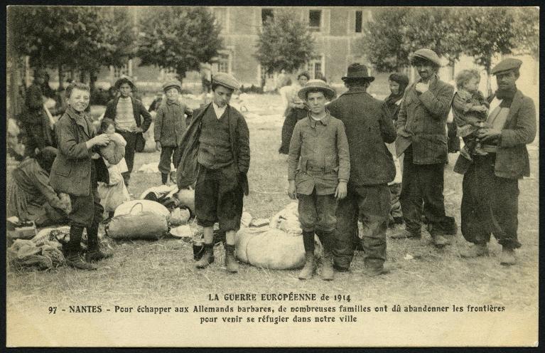 La guerre européenne de 1914. Nantes. Pour échapper aux Allemands barbares, de nombreuses familles ont dû abandonner les frontières pour venir se réfugier dans notre ville.