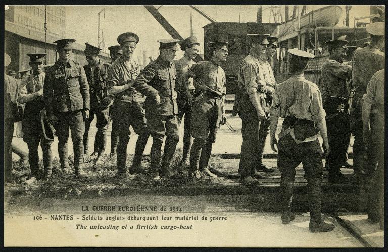 La guerre européenne de 1914. Nantes. Soldats anglais débarquant leur matériel de guerre. The unloding of a British cargo-boat.