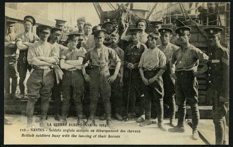 La guerre européenne de 1914. Nantes. Soldats anglais occupés au débarquement des chevaux. British soldiers busy with landing of their horses.