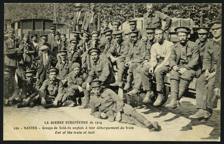 La guerre européenne de 1914. Nantes. Groupe de soldats anglais à leur débarquement du train. Ont of the train at last.