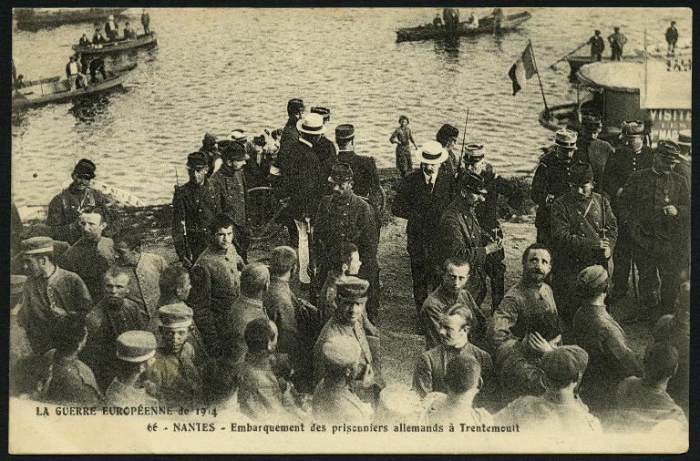La guerre européenne de 1914. Nantes. Embarquement des prisonniers allemands à Trentemoult.