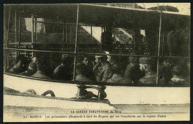 La guerre européenne de 1914. Nantes. Les prisonniers allemands à bord du Roquio qui les transborde sur le vapeur Union.
