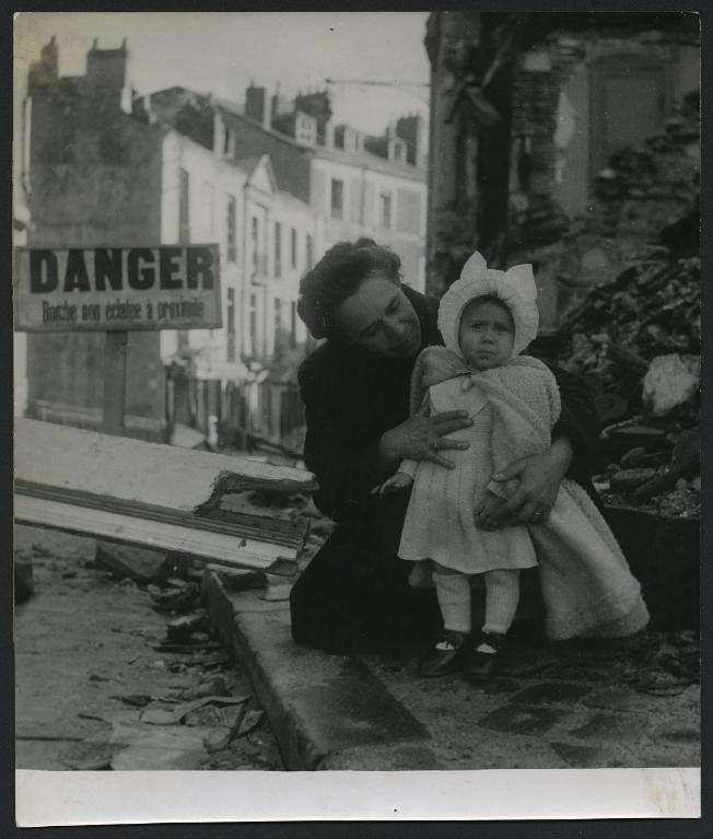Une rue de Nantes après les bombardements de 1943