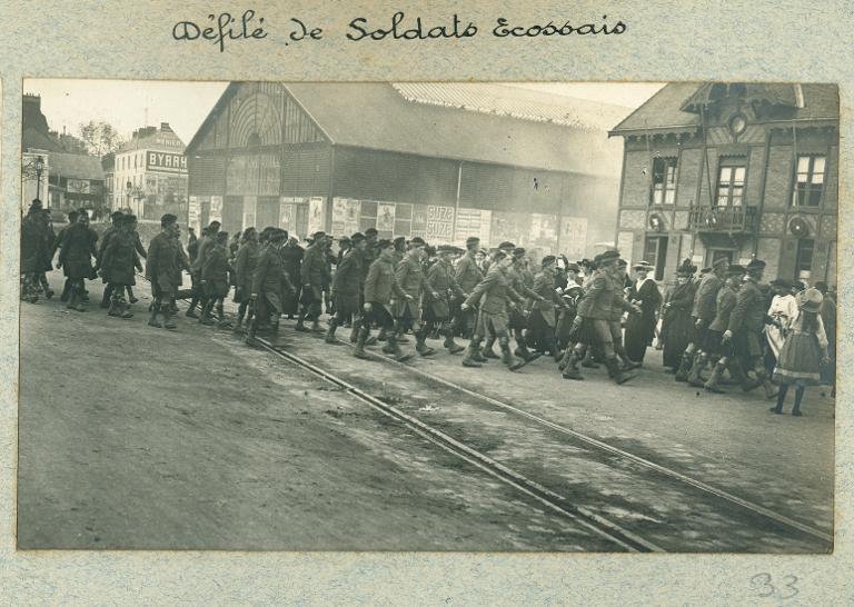 Défilé de soldats écossais