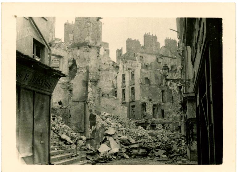 Photographie prise à Nantes après les bombardements de 1943
