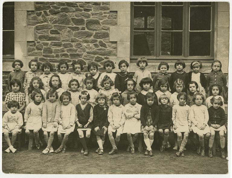 Thérèse Goupil avec sa classe à l'école Saint-Donatien