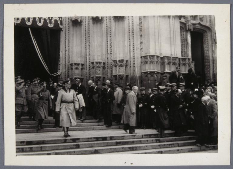 Cortège funèbre du 11 mai 1942. Les autorités allemandes sortent de la Cathédrale.