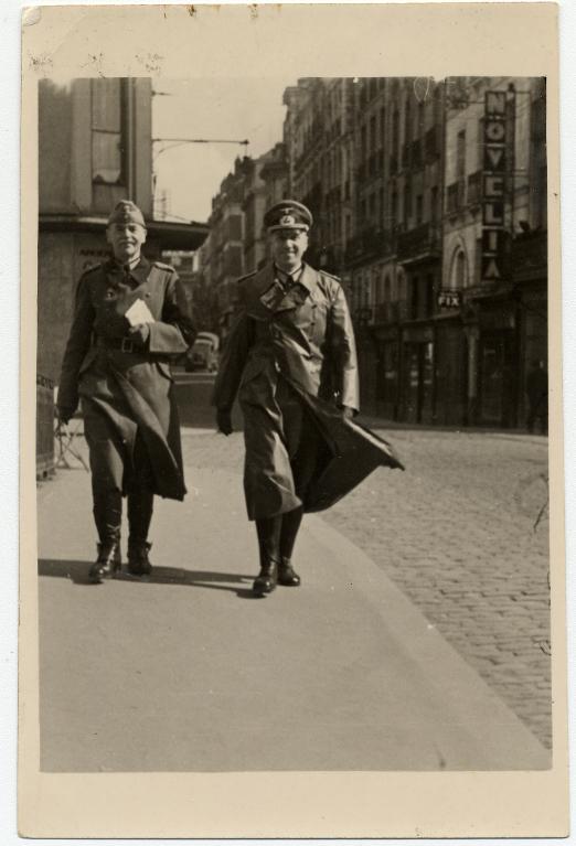 Le lieutenant-colonel Hotz sur le pont d'Orléans, à Nantes, en octobre 1940.