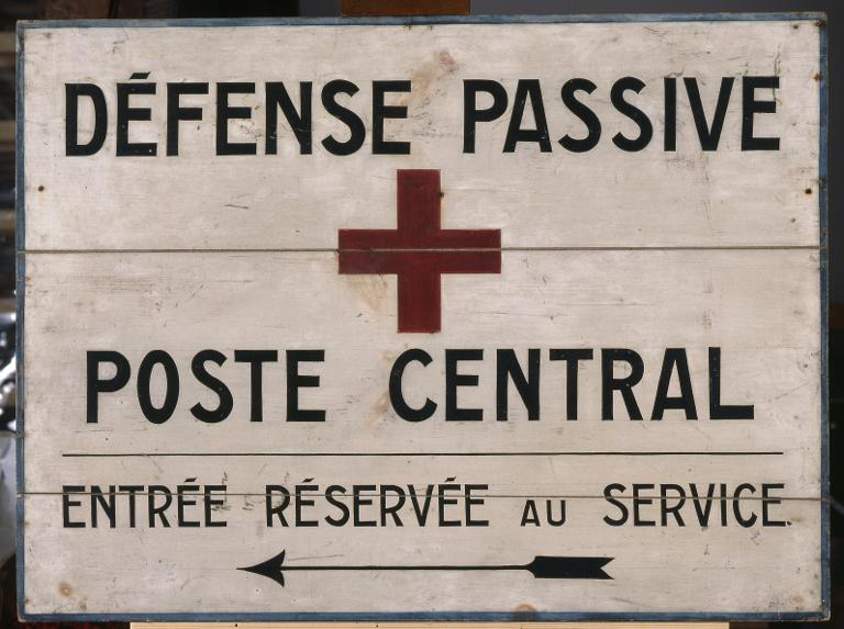 Défense passive, poste central, entrée réservée au service
