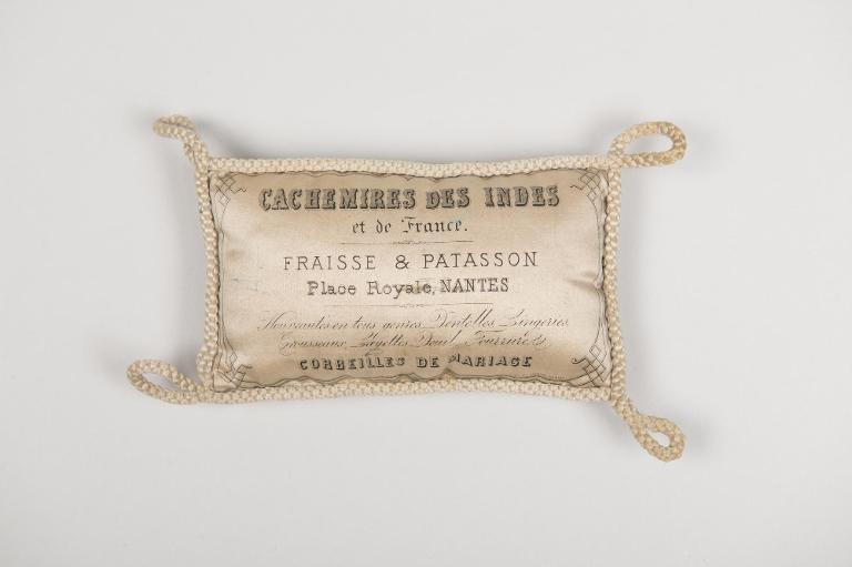 Cachemires des Indes et de France. Fraisse & Patasson Place Royale, Nantes. Nouveautés en tous genres. Dentelles, Lingeries, Trousseaux, Layettes, Deuils, Fourrures. Corbeilles de mariage