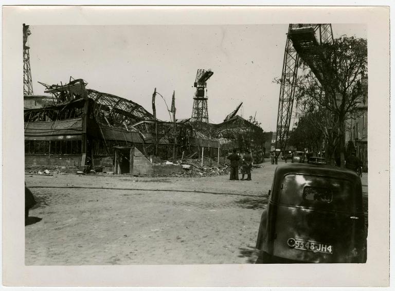 Vue des Chantiers et Ateliers de Bretagne après le bombardement de la nuit du 6 au 7 mai 1942